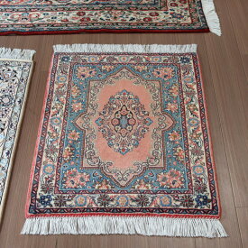 サルーク イランの手織り絨毯 85×65cm 花形のメダリオン