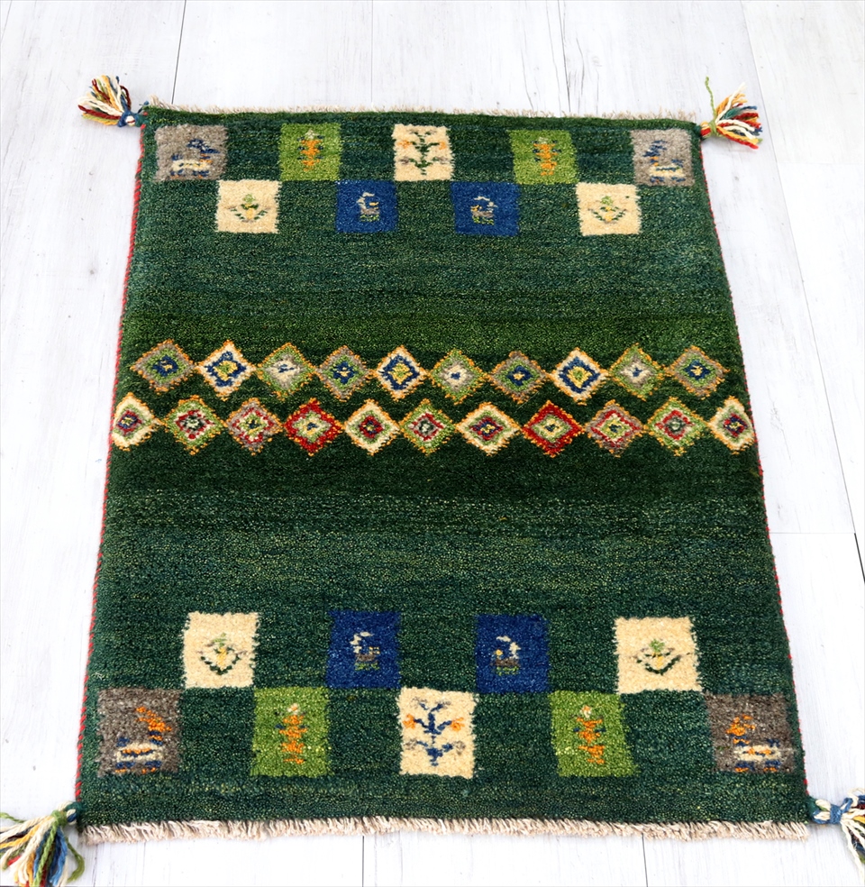 ギャベ イラン製手織りラグ 玄関マットサイズ88x62cm グリーン カラフルタイル 動物と植物モチーフ