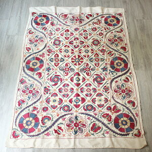 【15%OFFクーポン対象品】ウズベキスタン刺繍布 スザニ シルクの手刺繍スザニ ウズベキスタン・スザンニ/アンティークリプロフラワーガーデン