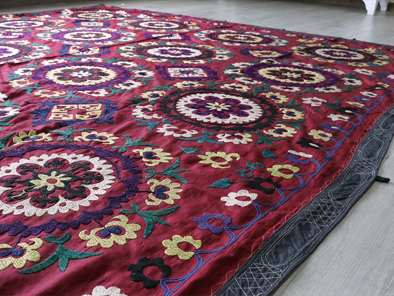 ウズベキスタンの刺繍布・オールドスザンニ(suzani)紫がかった小豆色の地/16の花のモチーフ | ガラタバザール（キリム＆雑貨）