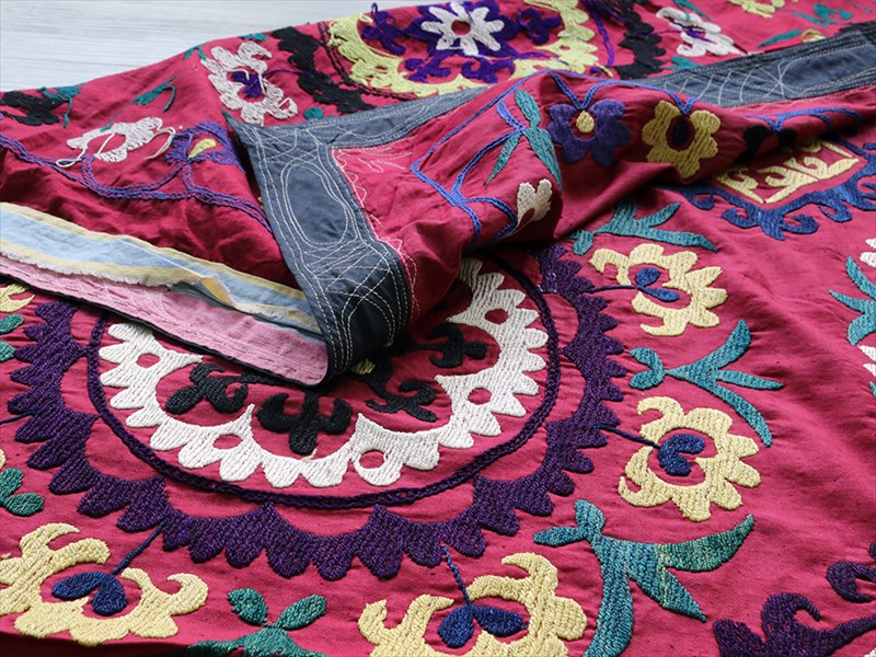 ウズベキスタンの刺繍布・オールドスザンニ(suzani)紫がかった小豆色の地/16の花のモチーフ | ガラタバザール（キリム＆雑貨）