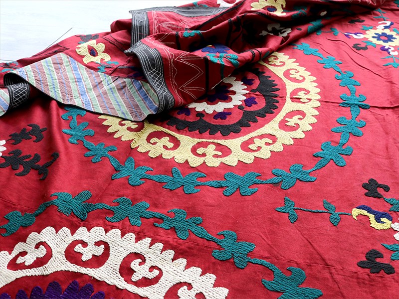楽天市場】ウズベキスタンの刺繍布・オールドスザンニ(suzani)赤色の地 