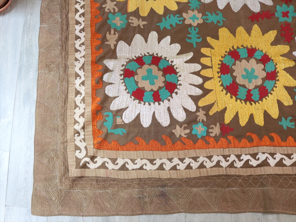オールドスザンニ・ウズベキスタンの刺繍布１９７５年・明るいブラウンに白と黄色の大輪 | ガラタバザール（キリム＆雑貨）