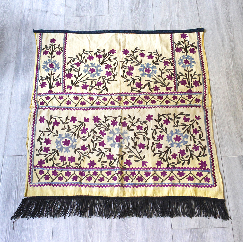 オールドスザンニ(スザニ)・ウズベキスタンの刺繍布　Uzbekistan Suzani68×65cm２枚を縫い合わせたピース　 ブラウンのタッセル/パープルの小さな花 | ガラタバザール（キリム＆雑貨）