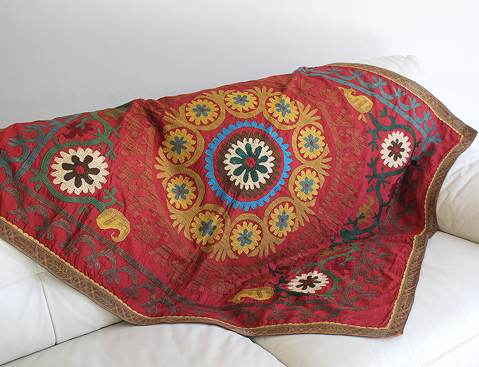 スザンニ（スザニ）・ウズベキスタンの刺繍布/オールド Vintage Suzani, Uzbekistan127×105cm黄色の大輪の花 |  ガラタバザール（キリム＆雑貨）
