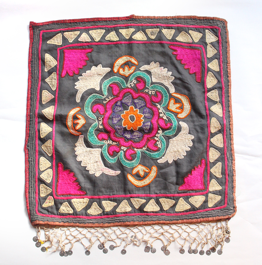 オールドスザンニ(スザニ)・ウズベキスタンの刺繍布　Uzbekistan  Suzani38×38cmピンクとグリーンの大きな花・三角のモチーフ/ミニサイズ | ガラタバザール（キリム＆雑貨）