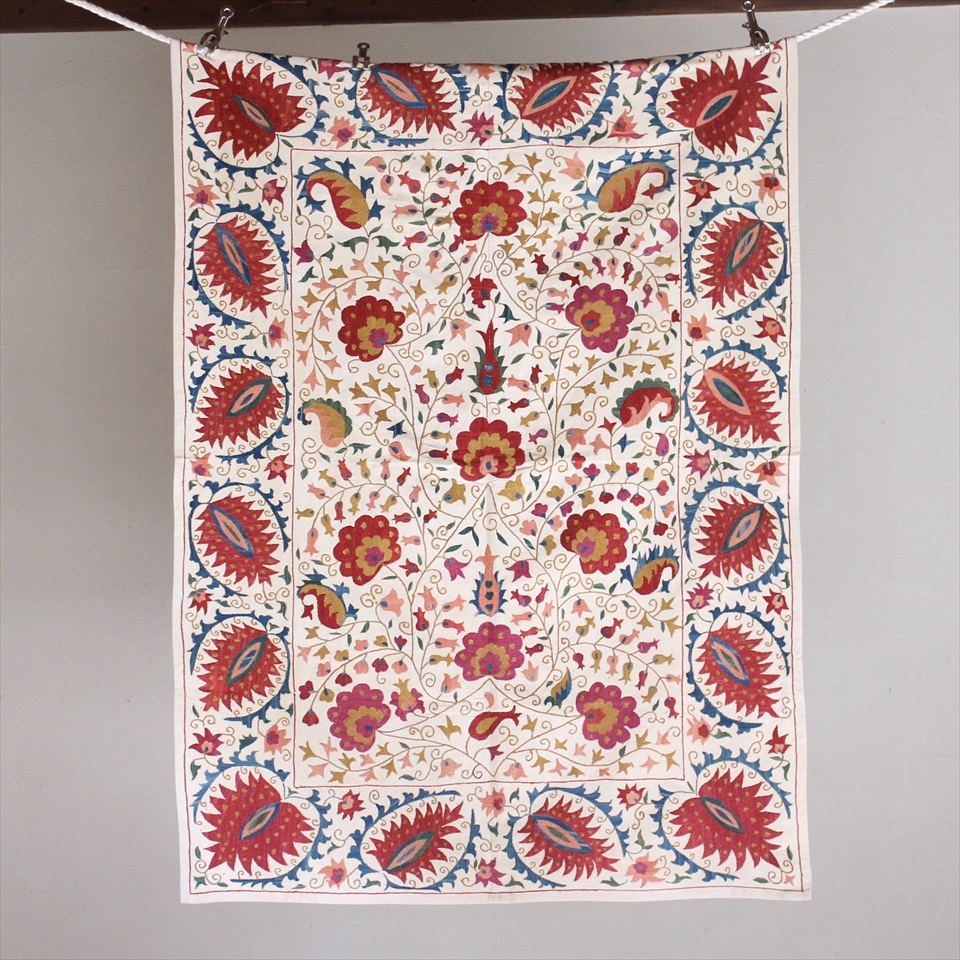 スザンニ刺繍・アンティークデザインリプロダクション130×95cmアンティークデザインを複製した伝統柄/パルメットとすずらん |  ガラタバザール（キリム＆雑貨）
