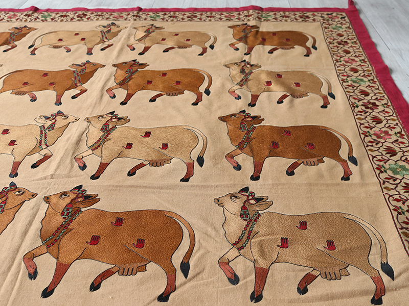 楽天市場】インド 緻密な刺繍・タペストリー 180ｘ138cm飾りをつけた牛