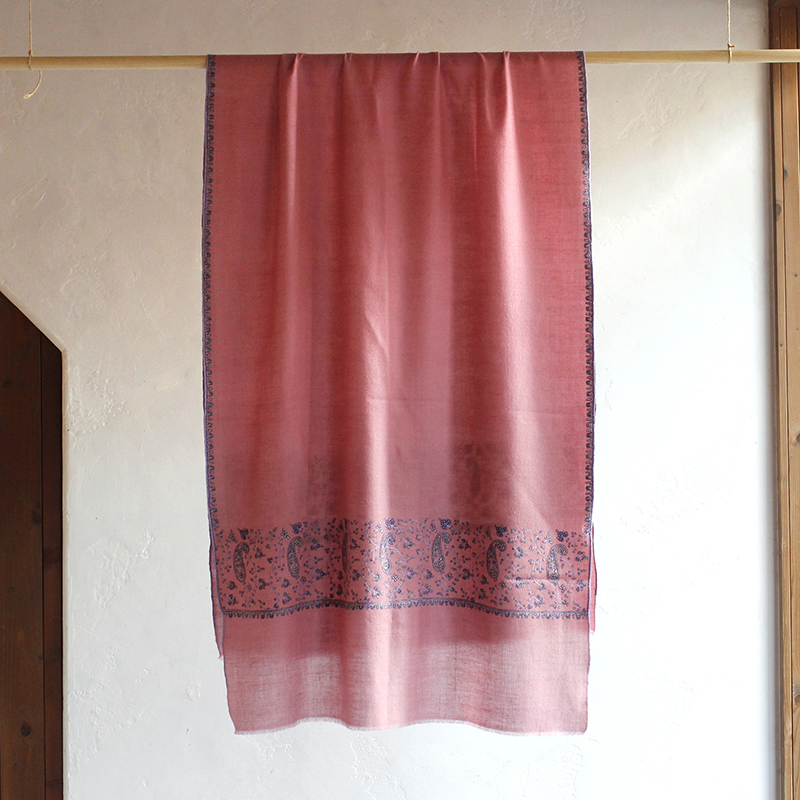 手織りのカシミアストール 細かな刺繍・大判サイズ 202ｘ71cm ピンク ペイズリーとつる草と花