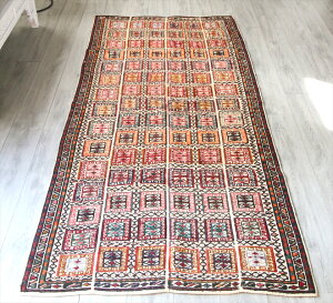 �I�[���h�L���� �V���[�T�o���@4�A�̃W�W��262×118cm�����̎��̂���J���t���ȃK�[�f���f�U�C��