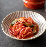 トマトキムチ（280g）スライスしたトマトに胡瓜と玉ねぎを加え甘酢風に味付けしました。今までにない、サ…