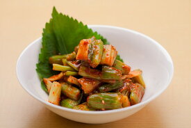 セロリキムチ（200g）ヤンニョンで漬けたセロリはシャキシャキとサラダ感覚で召し上がれます。独特の香りがキムチでも活きていて、セロリ好きにおすすめ【キムチ 大阪鶴橋 本場 本格 進化系キムチ 手造り 黄さん 食べやすい セロリ好き 納得 美味しい こだわり】【冷蔵】