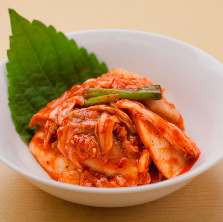 白菜キムチの刻み「500g」ランキング1位獲得の食べやすい大きさで刻まれた定番白菜キムチ。韓国産まれの祖母が作る本格キムチに関西風の出汁を活かしました