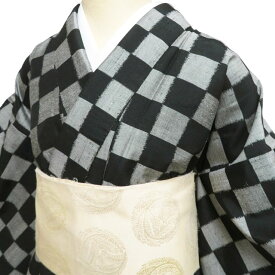 【 中古 】 紬地 リサイクル着物 正絹 袷 カジュアル 市松模様 黒色 鼠色 身丈160cm 裄65cm M A1328-3 [初詣 お出かけ 観劇 着付け教室 趣味着 街着 普段着 送料無料 きもの北條]