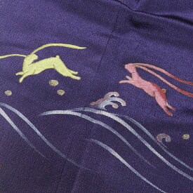 【 未使用 】 付下げ 付け下げ 訪問着 着物 袷 縮緬地 落款 刺繍 波に兎の図 葡萄色 多色 身丈167.5cm 裄70cm L トール A1092-4 [和服 入学式 卒業式 アウトレット お宮参り 入卒式 きもの 送料無料 きもの北條]
