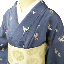 【 未使用 】 特選 小紋 着物 正絹 袷 カジュアル 縦縞模様 千羽鶴 刺繍 藍鼠色 多色 身丈158.5cm 裄65cm M A974-5 [ 和服 きもの 普段着 kimono アウトレット 送料無料 きもの北條]