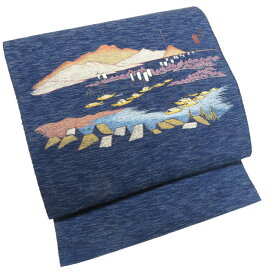 【 中古 】 名古屋帯 なごや帯 リサイクル 正絹 カジュアル 仕立て上がり 作家物 落款 刺繍 水辺の風景 紺色 多色 A1146-17 [和服 お茶会 お茶席 茶道 kimono アウトレット 送料無料 きもの北條]