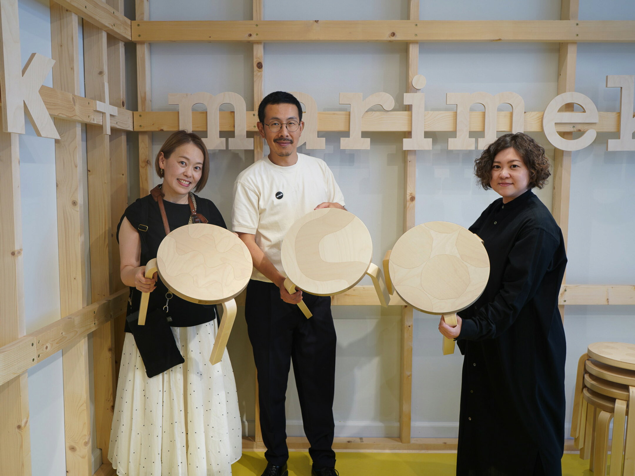 3daysofdesignでのアルテック＋マリメッコ特別展示の様子（artek japanの方と当店代表との記念写真）