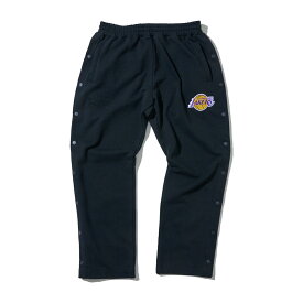 【ラスト1点】【40%OFF】OFF THE COURT LOGO LONG PANTS(BLACK)(オフ ザ コート ロゴ ロングパンツ)【メンズ レディース】【スウェットパンツ サイドスリット バスパン 刺繍ロゴ NBA】【24SS】