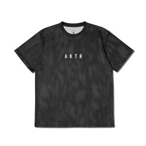 AKTR MELT CAMO AKTR LOGO SPORTS TEE (BK) (�A�N�^�[ �����g �J�� AKTR ���S �X�|�[�c T�V���c)�y�����Y�z�y����T�V���c �X�|�[�c�E�F�A ���b�V���f�� �y�� �ʋC�� �u���b�N�z�y26SS�z
