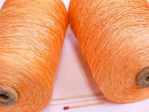 【シルクギマ加工糸（オレンジ）】　さらさらの風合いのテープ状になったシルク糸です。夏物素材におすすめ！