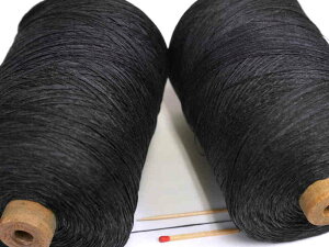 【シルクギマ加工糸（黒）】　さらさらの風合いのテープ状になったシルク糸です。夏物素材におすすめ！