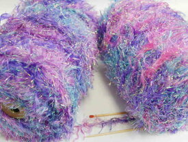 【フィルムモールカスリ（フジピンク）】　ラメの入った存在感のあるヒゲ糸。カスリで色の変化も楽しめます。