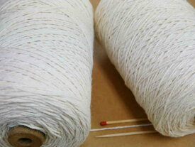 【1／2．4綿芭蕉（生成・巻き）】　さらっとして扱いやすい太さの糸。手織りにも手編みにも。