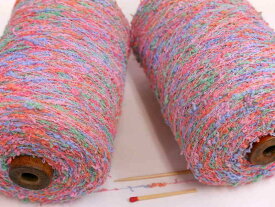 【綿スラブカスリ（ピンク）】　カスリの色の変化に加え、スラブのデコボコ、ブークレのギザギザ・・変化に富んだ綿糸です。