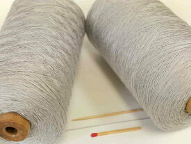【3／30絹紡（うすグレー）】　ふっくらとしてやわらかい絹糸です。シルクならではのしなやかな肌触りをお楽しみください♪