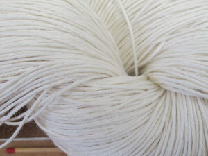 【極太麻（16／7ラミー）（白・かせ）】　手織りにも手編みにも。いろいろな太さ、種類の麻糸を取り揃えています。