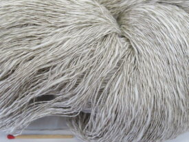 【リネン綿スラブ（生成・かせ）】　手織りにも手編みにも。いろいろな太さ、種類の麻糸を取り揃えています。