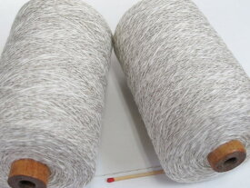 【リネン綿スラブ（生成・巻き）】　手織りにも手編みにも。いろいろな太さ、種類の麻糸を取り揃えています。