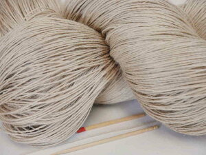 【20／3ラミー（生成・かせ）】　ラミー（苧麻）ならではの丈夫さとしなやかさ。手織りにも手編みにも使いやすい麻糸です。