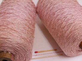 【ベトナム手紡糸（ピンク）】　手紡ぎの糸ならではの不規則な変化を楽しめる個性的な絹糸です。おもしろい糸をお探しの方はぜひ一度お試しください！