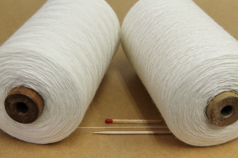 薄手の生地や引き揃えにも ２×２ 輸入 ４８カシミヤシルクウール オフホワイト 巻き 激安挑戦中 カシミヤ入りのやわらかくて肌ざわりの良い毛糸です 手編向き 手織向き 毛糸