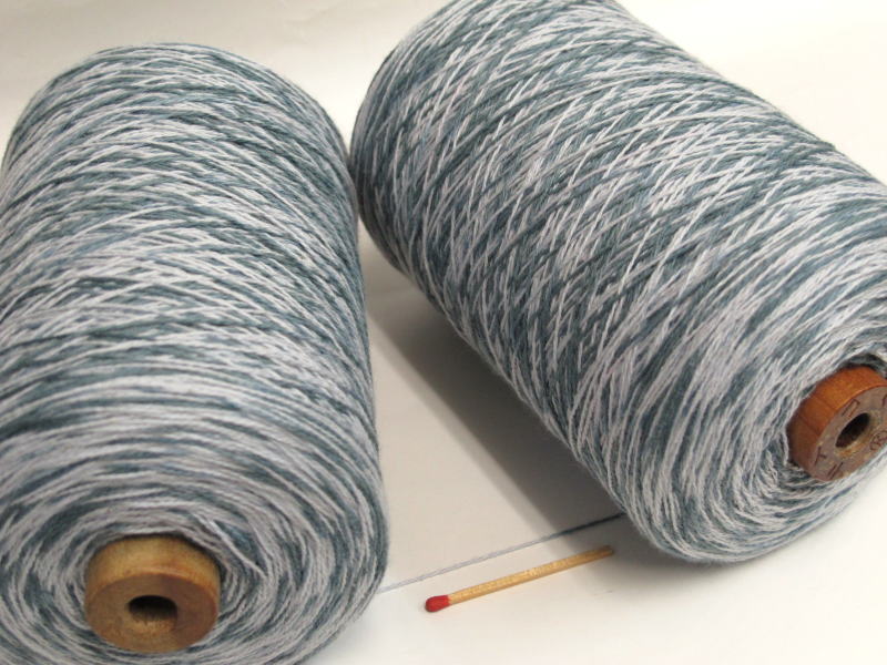 綿糸ならこれで決まり 豊富なバリエーションからお好きな色をどうぞ １０ ２綿カスリ 人気の定番シリーズです 春の新作 在庫一掃 やわらかくて使いやすい 手織りにも手編みにもオススメの綿糸が４３色 ブルーグレー