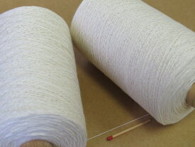 【裂織用経糸（綿）（生成・巻き）】　裂織りをはじめ、各種織物用の経糸にピッタリな綿糸です。手織りはもちろん、手編みにもお使い頂けます。