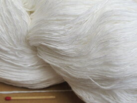 【綿麻レーヨンスラブ（白・かせ）】　ほんのりやさしい光沢のある変化糸。ふっくらデコボコした綿糸としなやかで爽やかな麻レーヨンのコンビです。