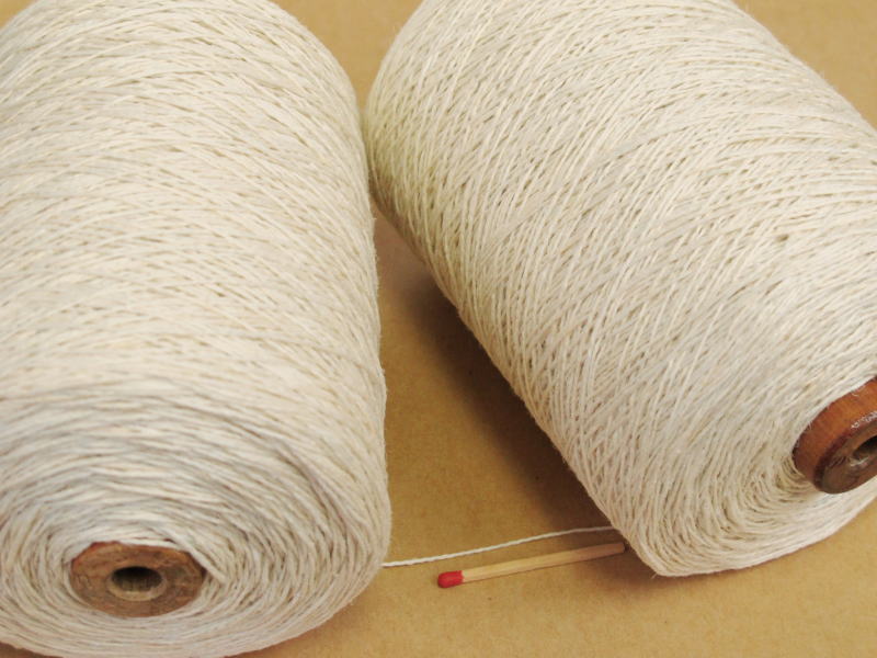 　やさしい光沢のあるシルクならではの高級感と手織りでも手編みでもバツグンの扱いやすさを両立した糸です。