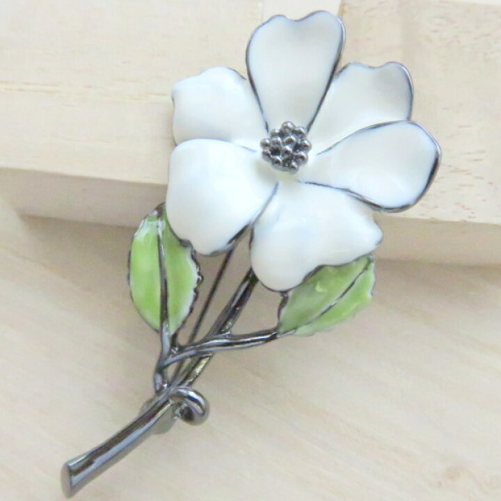 楽天市場 花 フラワー ブローチ プレゼント きれい さくらそう 選べる３色 花言葉 憧れ 可憐 ご褒美 ギフト 贈り物 誕生日 ホワイトデー 記念日 代 30代 40代 50代 60代 70代 レディース アクセサリー 送料無料 敬老の日 人気 母の日 クリスマス アクセサリーkirakira Me