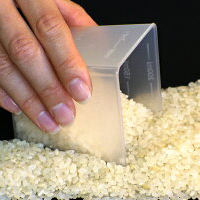 ブランド品 百貨店 4種類の目盛り付き 普通のお米 無洗米の他に小麦粉 水が計量できます 角型計量カップ お米1合，無洗米にも対応 計量カップ