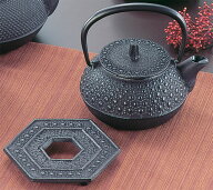 【送料無料】鉄分補給にどうぞ！岩鋳　南部鉄器　『 新急須　5型亀甲 セット（釜敷付）（鉄瓶兼用　直火O…