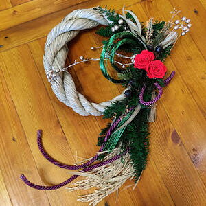 【送料無料】プリザの花風水和飾り しめ飾り しめ縄リース 正月飾り ハンドメイド 北 風水 赤 ワインレッド プリザーブドフラワー 自然素材 玄関 豪華 エレガント おしゃ