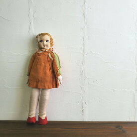 カーリーヘアーの足太人形