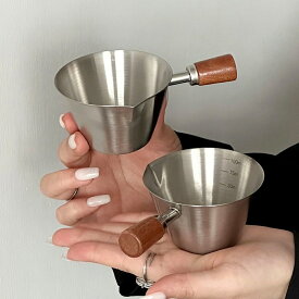 お洒落 ミルクピッチャー 100ml 高級 304ステンレス製 目盛り付き ドレッシング入れ エスプレッソカップ 小鉢 天然木ハンドル コンパクト ミルクポット ミニカップ ソース入れ バター入れ ジャム入れ コーヒー 珈琲 コップ カフェ風 自宅 喫茶店用 プレゼント Kiyokyou