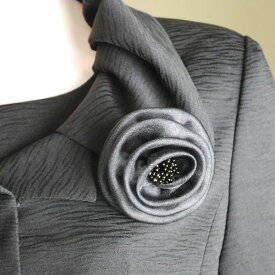 バラ風デザインのオーガンジー素材の黒ブローチ（ブラック）：R418【礼服・喪服のアクセサリー】【メール便不可】