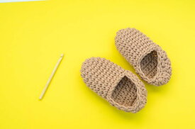 極太毛糸のかぎ針で編むルームシューズキット 編み図とかぎ針付き Tシャツヤーンよりも軽く、滑りにくい毛糸です。 Knittingbird