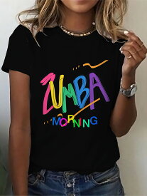 ズンバ愛好家に向けたカラフルな ズンバ プリントTシャツ。ユニセックスデザインで男女問わず着用でき。明るいカラーリングがエネルギッシュな雰囲気を演出し、ズンバの楽しさを身に着けて表現できます