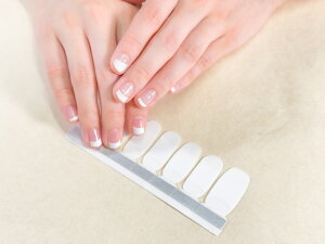 【本日楽天ポイント5倍相当】【メーカー直送品(代引き不可)※メール便発送】株式会社アダチ a-fre(エーフレ) French(White) フレンチ(ホワイト)9サイズ×2枚(合計指18本分)<背面クリア